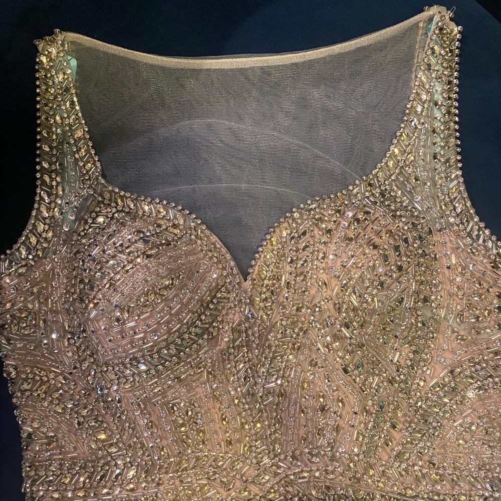 Top size 32dd, bottom size 6